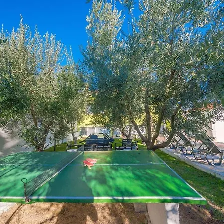 4 Pistachio With Pool And Green Garden Sukošan