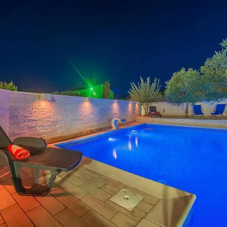 4 Pistachio With Pool And Green Garden ヴィラ