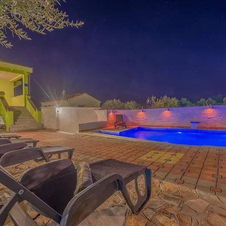 4 Pistachio With Pool And Green Garden ヴィラ Sukošan