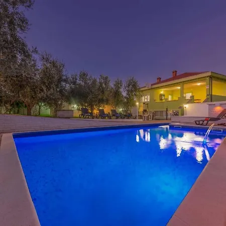4 Pistachio With Pool And Green Garden